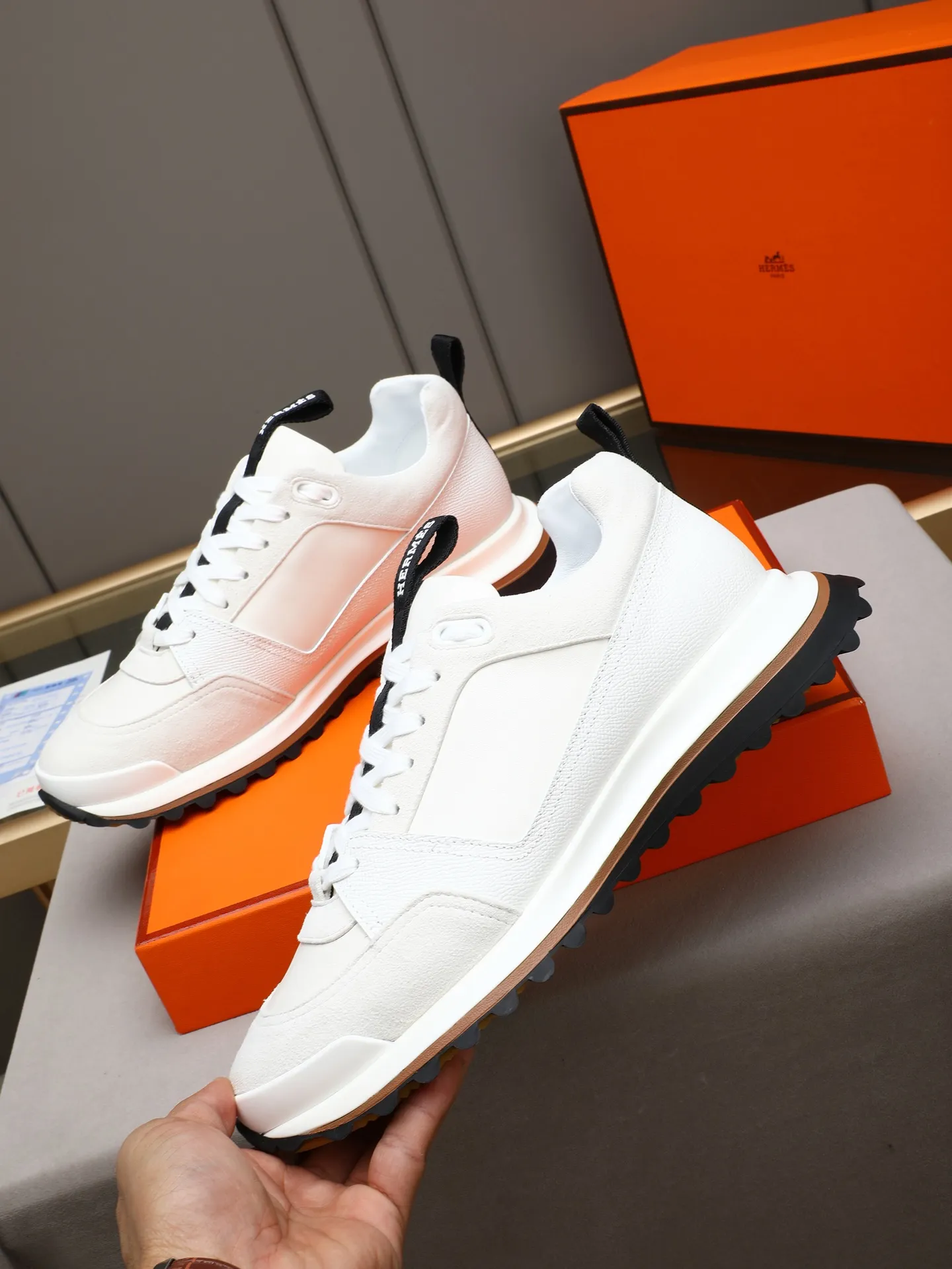 PP680【Hermes】fe new arrival~New Bouncing sneakers are the most comfortable shoes from Hermès. They are extremely light on the feet and look great. You won’t feel tired even when you go shopping and running around. 👍Very light and comfortable. Extremely light. Perfect for both sports and leisure. They feel great when you step on them! It’s up to you to choose, there’s always what you want~ ✔️Fabric: Imported first-layer cowhide ✔️Inner lining: Imported water-dyed cowhide ✔️Outsole: Seamless combination of IP+TPU (multi-color letters) German technology irradiation machine ✔️Code number: Male 38-44 (45 customized)